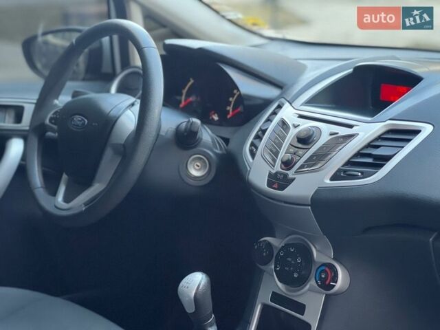 Белый Форд Фиеста, объемом двигателя 1.4 л и пробегом 205 тыс. км за 4400 $, фото 25 на Automoto.ua