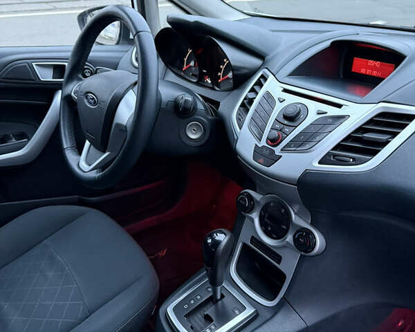 Білий Форд Фієста, об'ємом двигуна 1.39 л та пробігом 110 тис. км за 6950 $, фото 10 на Automoto.ua