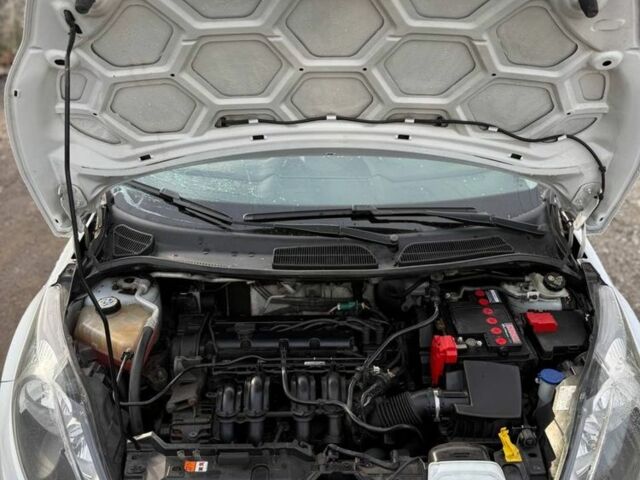 Білий Форд Фієста, об'ємом двигуна 1.2 л та пробігом 103 тис. км за 2200 $, фото 7 на Automoto.ua