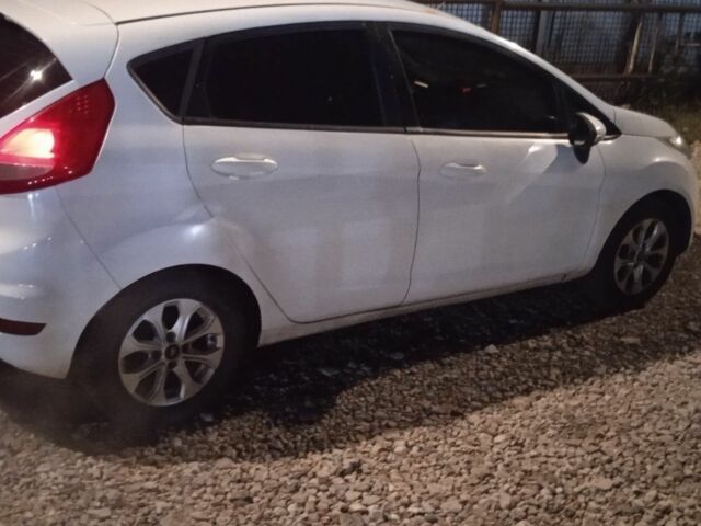 Білий Форд Фієста, об'ємом двигуна 1.2 л та пробігом 300 тис. км за 3000 $, фото 3 на Automoto.ua