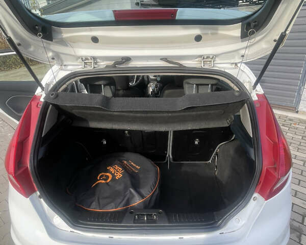 Белый Форд Фиеста, объемом двигателя 1.24 л и пробегом 250 тыс. км за 4900 $, фото 2 на Automoto.ua