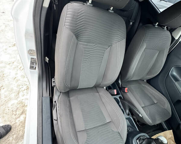 Білий Форд Фієста, об'ємом двигуна 1.4 л та пробігом 233 тис. км за 4800 $, фото 21 на Automoto.ua