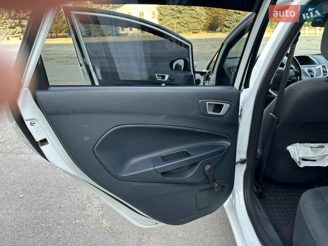 Белый Форд Фиеста, объемом двигателя 1.39 л и пробегом 244 тыс. км за 6350 $, фото 8 на Automoto.ua