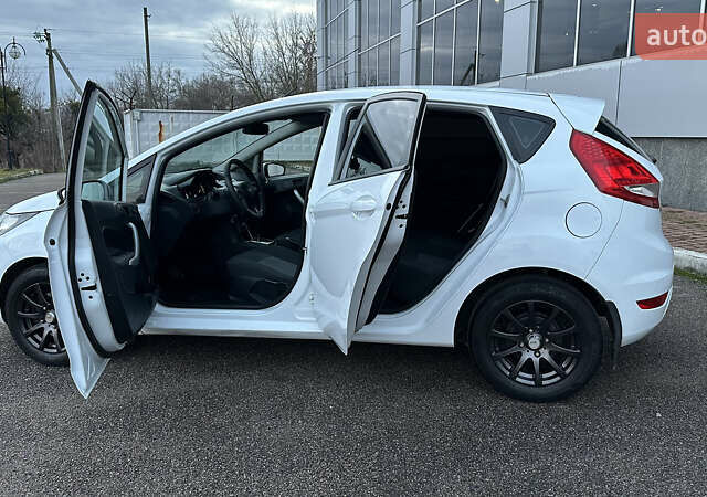 Белый Форд Фиеста, объемом двигателя 1.4 л и пробегом 220 тыс. км за 6950 $, фото 9 на Automoto.ua