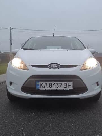 Белый Форд Фиеста, объемом двигателя 1.24 л и пробегом 264 тыс. км за 5500 $, фото 1 на Automoto.ua