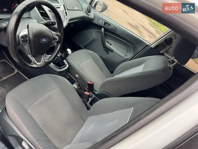 Белый Форд Фиеста, объемом двигателя 1.3 л и пробегом 117 тыс. км за 6400 $, фото 26 на Automoto.ua