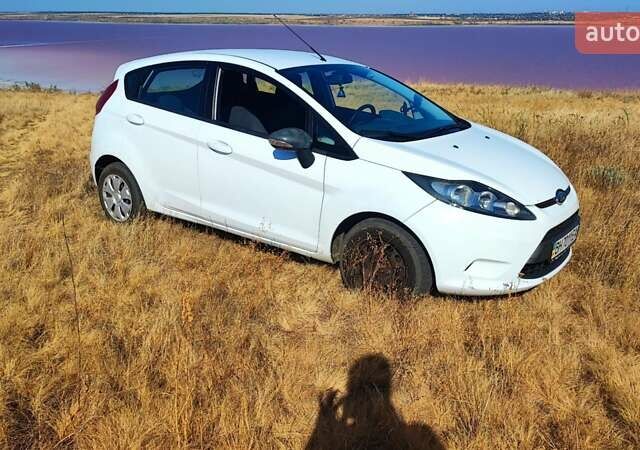 Белый Форд Фиеста, объемом двигателя 1.4 л и пробегом 128 тыс. км за 7900 $, фото 4 на Automoto.ua