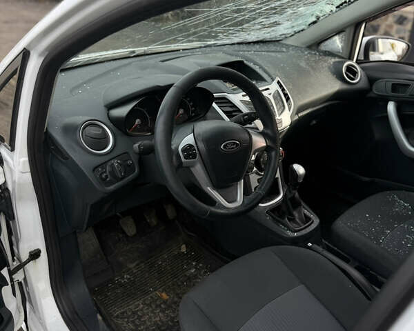 Білий Форд Фієста, об'ємом двигуна 1.24 л та пробігом 103 тис. км за 2000 $, фото 10 на Automoto.ua