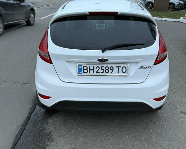 Білий Форд Фієста, об'ємом двигуна 1.39 л та пробігом 110 тис. км за 6950 $, фото 3 на Automoto.ua