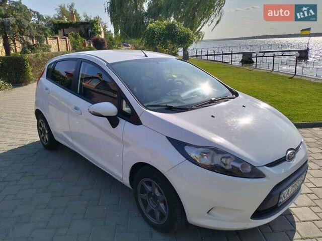 Білий Форд Фієста, об'ємом двигуна 1.4 л та пробігом 200 тис. км за 7799 $, фото 29 на Automoto.ua