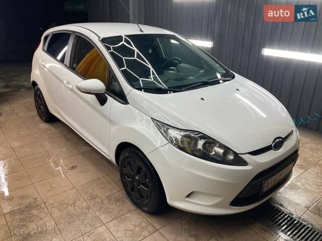 Белый Форд Фиеста, объемом двигателя 1.4 л и пробегом 140 тыс. км за 7300 $, фото 1 на Automoto.ua