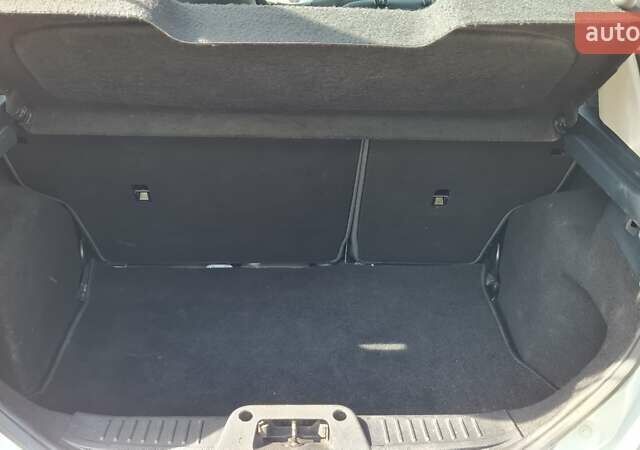 Белый Форд Фиеста, объемом двигателя 1.56 л и пробегом 287 тыс. км за 5500 $, фото 6 на Automoto.ua