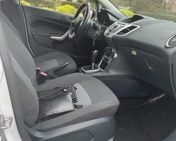 Белый Форд Фиеста, объемом двигателя 1.39 л и пробегом 90 тыс. км за 7500 $, фото 6 на Automoto.ua