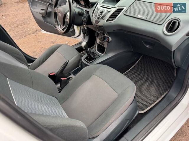 Белый Форд Фиеста, объемом двигателя 1.3 л и пробегом 117 тыс. км за 6400 $, фото 40 на Automoto.ua