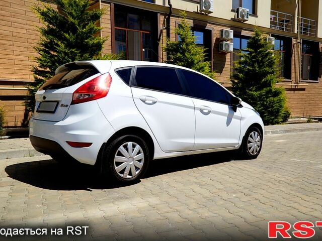 Белый Форд Фиеста, объемом двигателя 1.2 л и пробегом 139 тыс. км за 5800 $, фото 2 на Automoto.ua