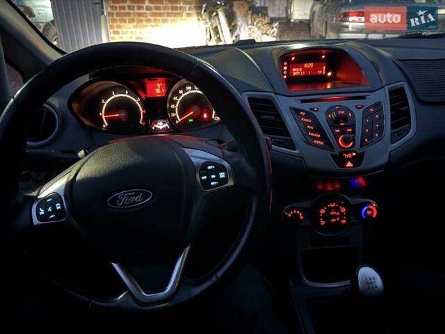 Белый Форд Фиеста, объемом двигателя 1.3 л и пробегом 117 тыс. км за 6400 $, фото 46 на Automoto.ua