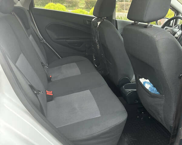 Белый Форд Фиеста, объемом двигателя 1.39 л и пробегом 90 тыс. км за 7500 $, фото 7 на Automoto.ua