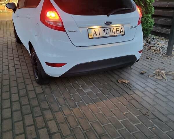 Белый Форд Фиеста, объемом двигателя 1.4 л и пробегом 198 тыс. км за 6700 $, фото 3 на Automoto.ua