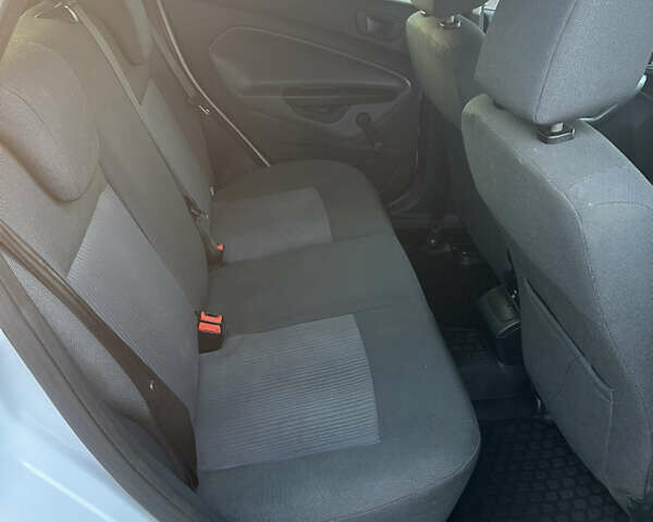 Білий Форд Фієста, об'ємом двигуна 1.24 л та пробігом 128 тис. км за 5300 $, фото 15 на Automoto.ua