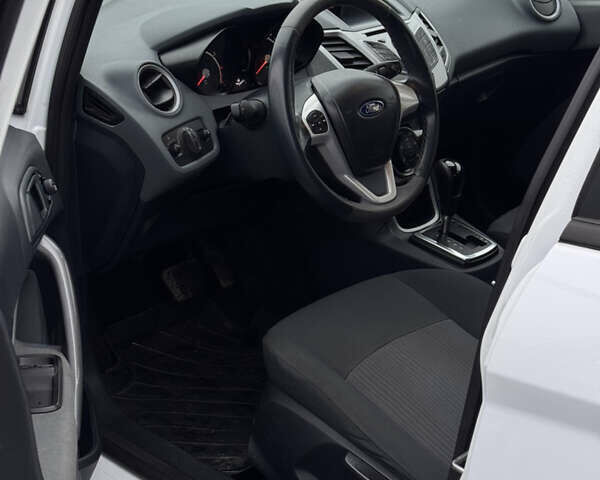 Білий Форд Фієста, об'ємом двигуна 1.39 л та пробігом 102 тис. км за 7400 $, фото 8 на Automoto.ua