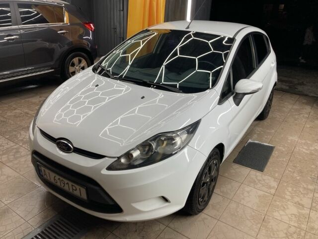Белый Форд Фиеста, объемом двигателя 1.4 л и пробегом 141 тыс. км за 6900 $, фото 1 на Automoto.ua
