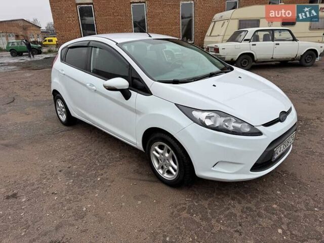 Белый Форд Фиеста, объемом двигателя 1.3 л и пробегом 117 тыс. км за 6400 $, фото 2 на Automoto.ua