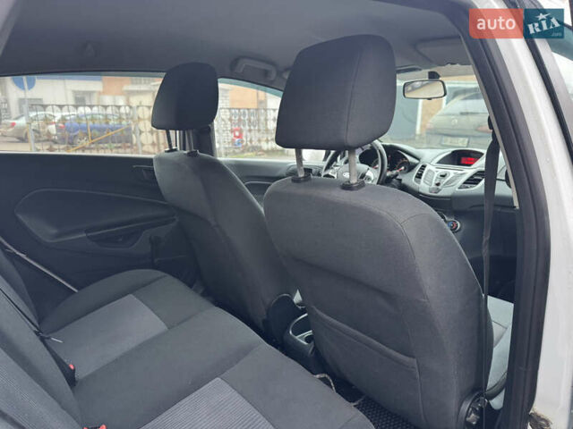 Белый Форд Фиеста, объемом двигателя 1.24 л и пробегом 122 тыс. км за 4900 $, фото 25 на Automoto.ua