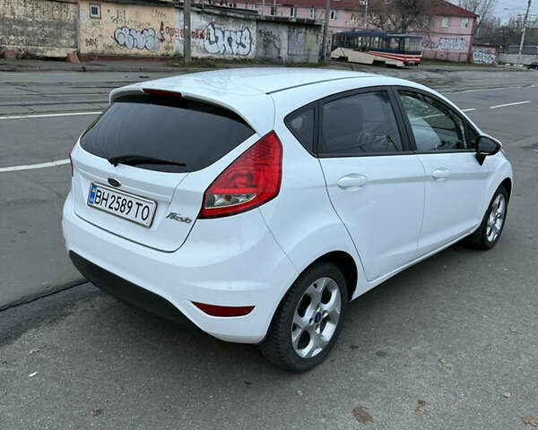 Білий Форд Фієста, об'ємом двигуна 1.39 л та пробігом 110 тис. км за 6950 $, фото 2 на Automoto.ua