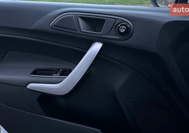 Белый Форд Фиеста, объемом двигателя 1.4 л и пробегом 220 тыс. км за 6950 $, фото 19 на Automoto.ua