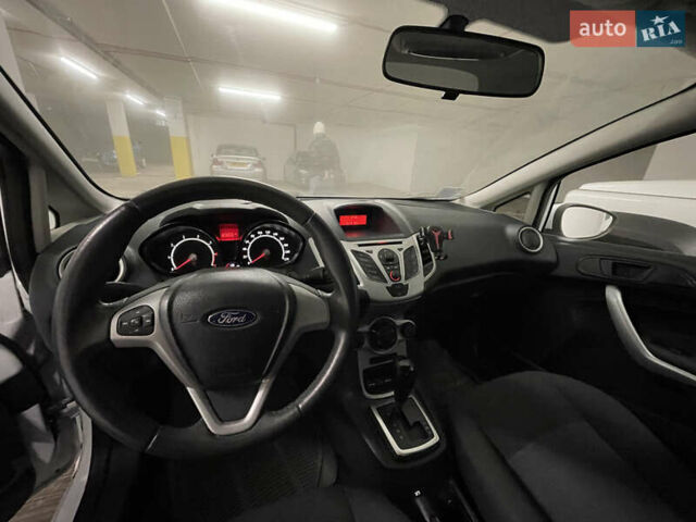 Форд Фиеста 2011 в Ирпене на Automoto.ua Белый Форд Фиеста, объемом двигателя 1.39 л и пробегом 124 тыс. км за 6000 $, фото 17 на Automoto.ua