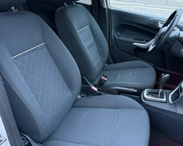 Білий Форд Фієста, об'ємом двигуна 1.39 л та пробігом 110 тис. км за 6950 $, фото 9 на Automoto.ua