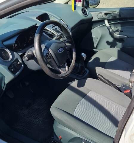 Белый Форд Фиеста, объемом двигателя 1.56 л и пробегом 287 тыс. км за 5500 $, фото 3 на Automoto.ua