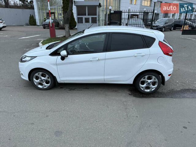 Білий Форд Фієста, об'ємом двигуна 1.39 л та пробігом 110 тис. км за 6950 $, фото 5 на Automoto.ua