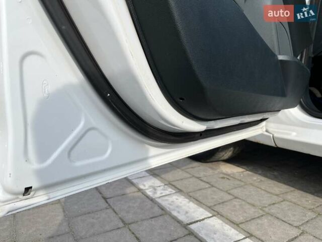 Білий Форд Фієста, об'ємом двигуна 1.4 л та пробігом 234 тис. км за 5000 $, фото 48 на Automoto.ua