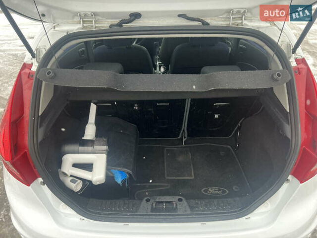 Білий Форд Фієста, об'ємом двигуна 1.39 л та пробігом 105 тис. км за 7199 $, фото 8 на Automoto.ua