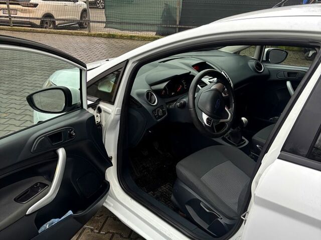 Белый Форд Фиеста, объемом двигателя 1.2 л и пробегом 212 тыс. км за 5400 $, фото 7 на Automoto.ua