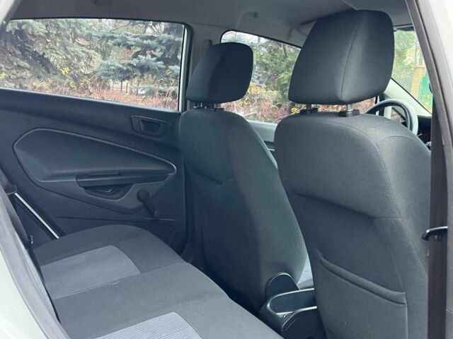 Білий Форд Фієста, об'ємом двигуна 1.4 л та пробігом 240 тис. км за 5990 $, фото 7 на Automoto.ua