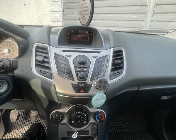 Белый Форд Фиеста, объемом двигателя 1.24 л и пробегом 250 тыс. км за 4900 $, фото 8 на Automoto.ua