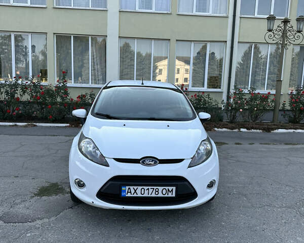 Белый Форд Фиеста, объемом двигателя 1.39 л и пробегом 244 тыс. км за 6350 $, фото 2 на Automoto.ua