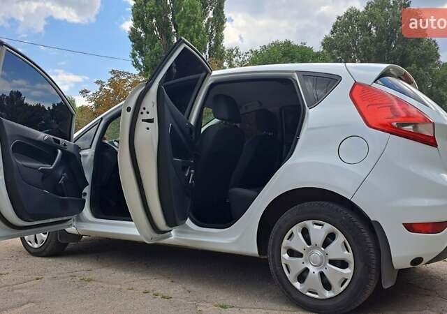 Белый Форд Фиеста, объемом двигателя 1.24 л и пробегом 176 тыс. км за 5600 $, фото 8 на Automoto.ua