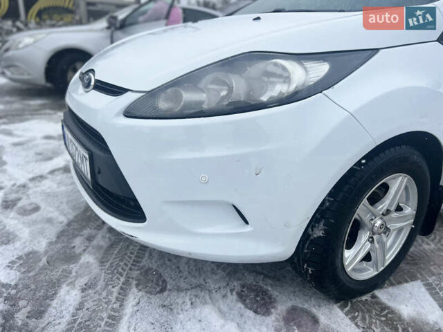 Білий Форд Фієста, об'ємом двигуна 1.39 л та пробігом 105 тис. км за 7199 $, фото 10 на Automoto.ua