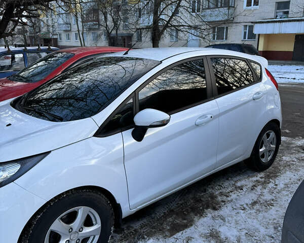 Білий Форд Фієста, об'ємом двигуна 1.4 л та пробігом 120 тис. км за 8500 $, фото 2 на Automoto.ua