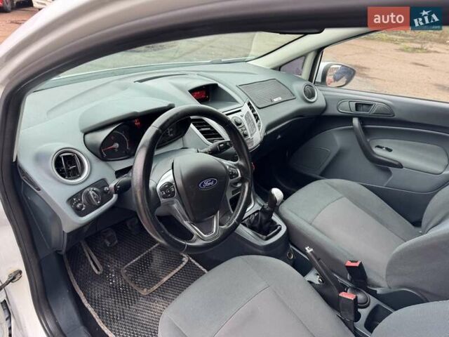 Белый Форд Фиеста, объемом двигателя 1.3 л и пробегом 117 тыс. км за 6400 $, фото 27 на Automoto.ua