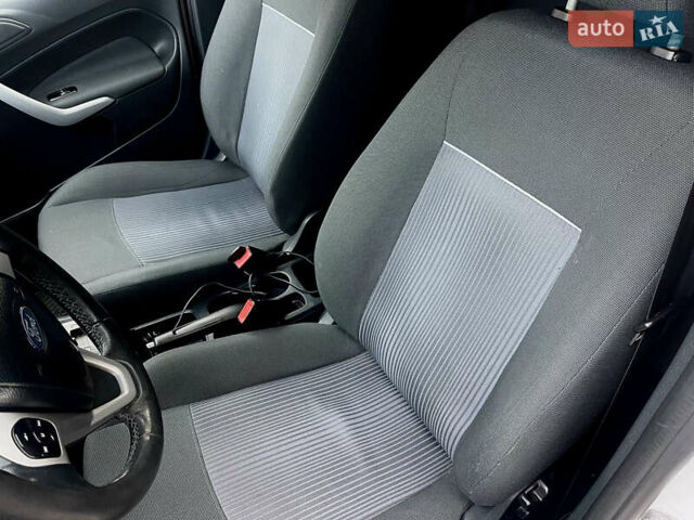 Білий Форд Фієста, об'ємом двигуна 1.39 л та пробігом 222 тис. км за 6800 $, фото 11 на Automoto.ua