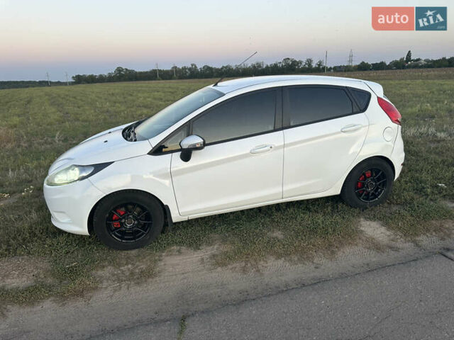Белый Форд Фиеста, объемом двигателя 1.24 л и пробегом 124 тыс. км за 5800 $, фото 1 на Automoto.ua