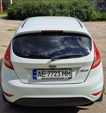 Белый Форд Фиеста, объемом двигателя 1.24 л и пробегом 176 тыс. км за 5600 $, фото 2 на Automoto.ua