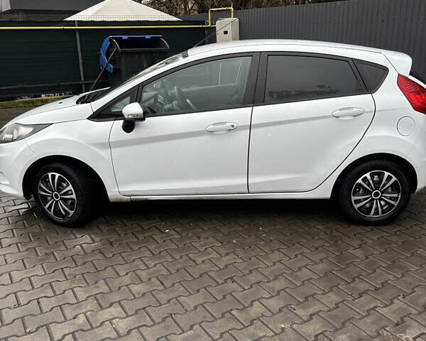 Белый Форд Фиеста, объемом двигателя 1.24 л и пробегом 212 тыс. км за 5400 $, фото 6 на Automoto.ua