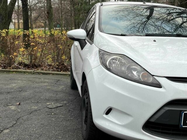 Білий Форд Фієста, об'ємом двигуна 1.4 л та пробігом 240 тис. км за 5990 $, фото 4 на Automoto.ua