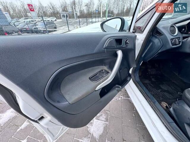 Білий Форд Фієста, об'ємом двигуна 1.2 л та пробігом 150 тис. км за 5250 $, фото 25 на Automoto.ua