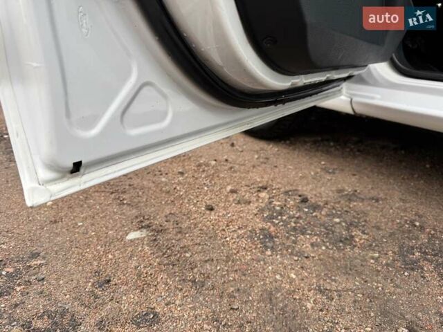 Белый Форд Фиеста, объемом двигателя 1.3 л и пробегом 117 тыс. км за 6400 $, фото 34 на Automoto.ua
